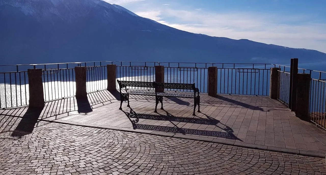 La Quiete 09 terrace apartment by Gardadomusmea Tremosine Italia